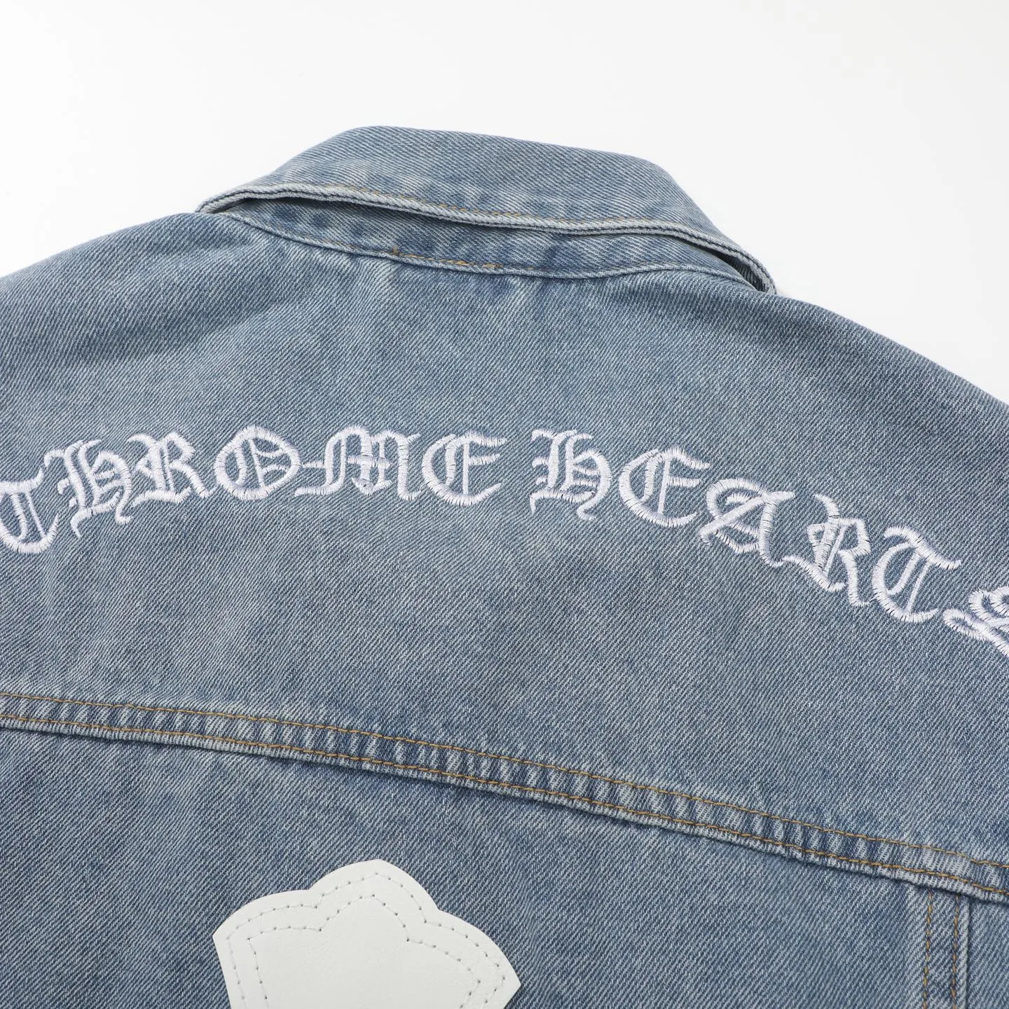 P270 Chrome/Hearts Chrome/Hearts Sanskrit embroidered cross-paved leather denim jacket. The whole piece of clothing is really heavy-duty. It is made of denim denim imported from Japan. It is washed after the finished product. The loss rate is very high. The overall distressed craftsmanship has a stylish upper body. The classic Sanskrit embroidery design on the back. The Behringer embroidery machine is precise and three-dimensional because of the old craftsmanship. From the hardware to the three labels, all molds are re-opened and made to order. 100% restored craftsmanship. Including the silver thread anti-counterfeiting, all are redone this year. All cross leathers are laser aligned. The leather difference is definitely not the same as the super fiber leather on the market. It uses this year’s new sheep leather. The finished embroidery guarantees the overall quality❗️ Color: light blue Size: S M L XL